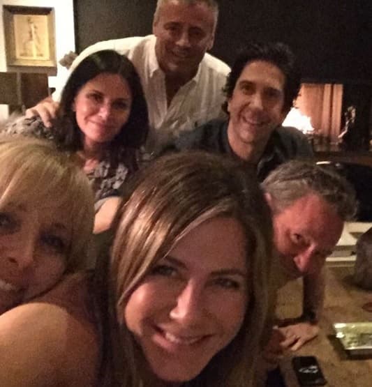 "Y ahora también somos 
<b>amigos de Instagram</b>. Hola Instagram", escribió Aniston. En la imagen aparecen Courteney Cox, Lisa Kudrow, Matt LeBlanc, Matthew Perry y David Schwimmer.