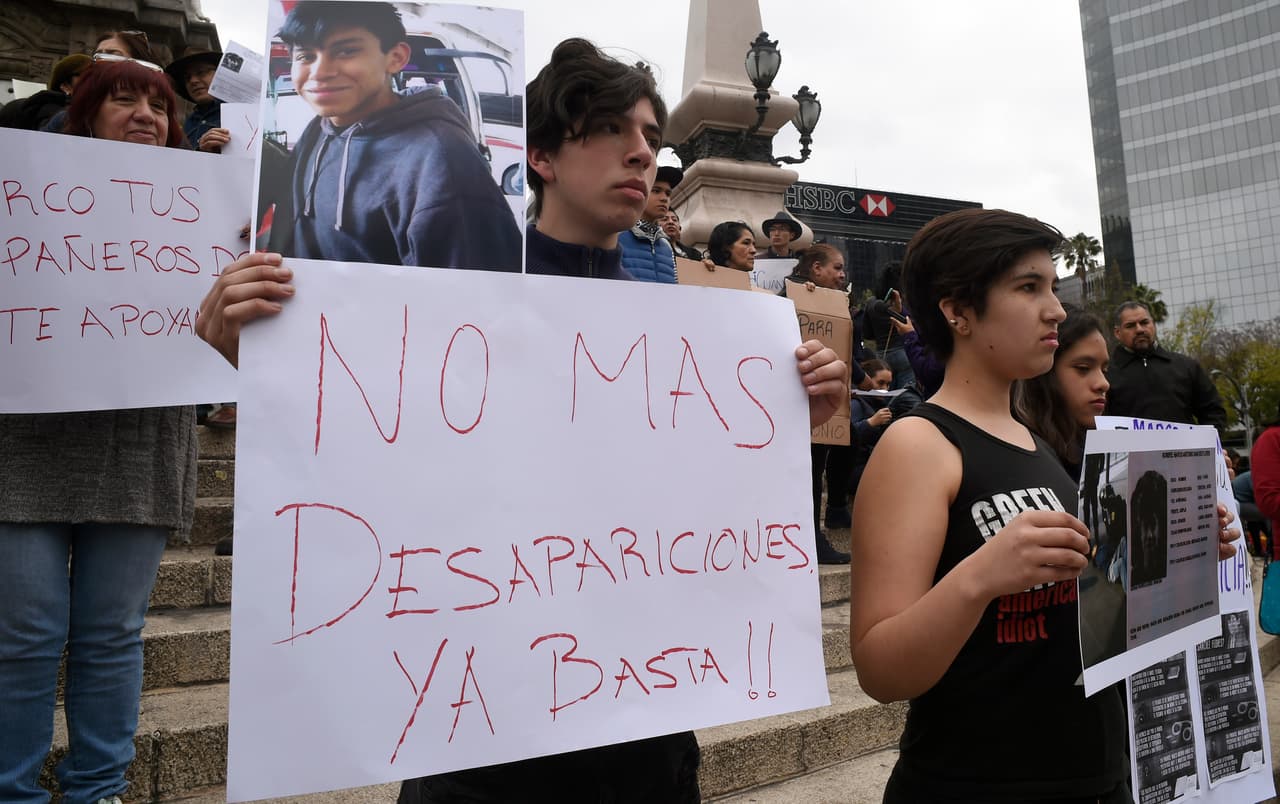Una protesta en el Ángel de la Independencia de la Ciudad de México donde jóvenes exigen que se esclarezca el caso de Marco Antonio Sánchez.