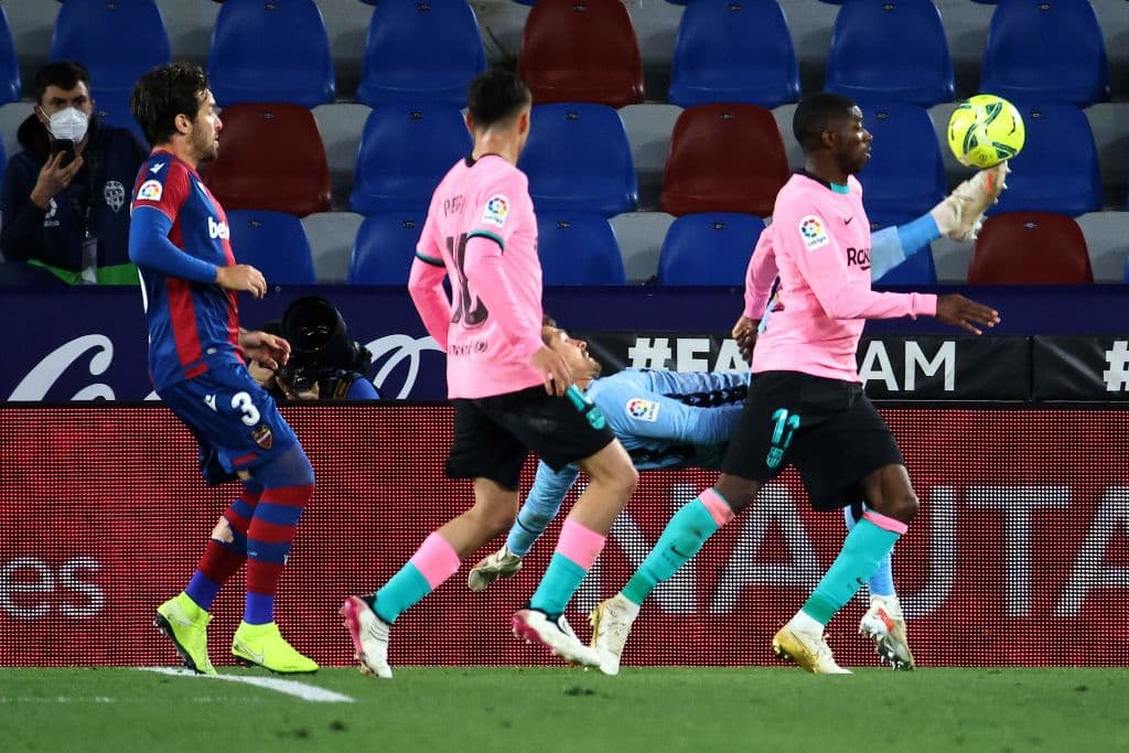 Con el empate 3-3 del Barcelona frente al Levante, parece que los catalanes no quieren ganar La LIga y le dan oportunidad al Real Madrid y al Atlético de Madrid de separarse a en la tabla.