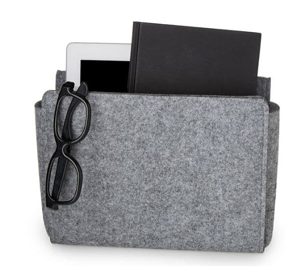 Bolsillo para poner al costado de la cama y llenarlo de cosas 'importantes' (20 dólares en Uncommongoods.com)