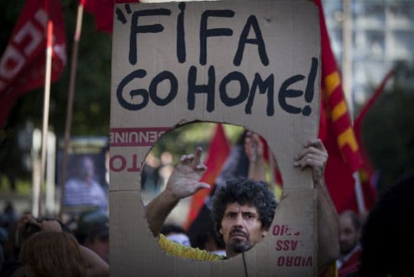 Y los manifestantes en contra de la realización de la Copa del Mundo en Brasil también se hicieron sentir en el último día del torneo.