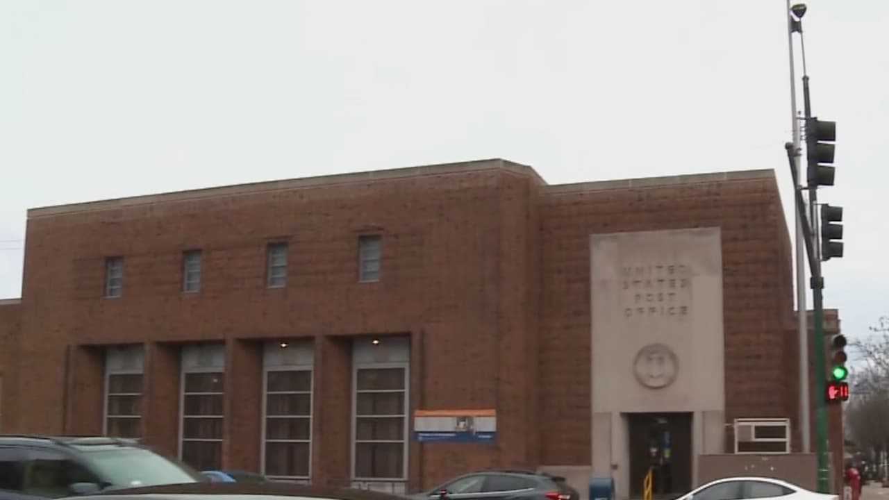 “No sé español, no te puedo ayudar”: denuncian discriminación contra hispanos en oficina postal de Pilsen