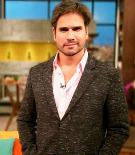 Por su parte, Daniel Arenas siempre ha sido muy 
<b><a href="https://www.univision.com/shows/medicos-linea-de-vida/daniel-arenas-fue-millonario-escolta-y-ahora-sera-un-talentoso-doctor-asi-llega-el-actor-a-medicos-fotos">hermético con su vida sentimental</a></b>. Sin embargo, en julio de 2020 afirmó que estaba soltero y dijo que "los tiempos de Dios son perfectos, yo no espero una persona perfecta, pero sí 
<b>un ser perfecto para mí. </b>Que encajemos perfectamente imperfectos el uno con el otro".