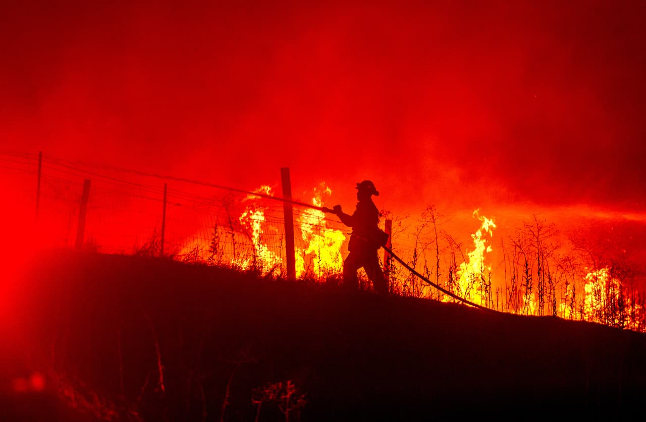 En solo unas horas, el área afectada por el fuego pasó de 25,000 a 45,724 acres calcinados. Cientos de viviendas y negocios continúan en peligro.