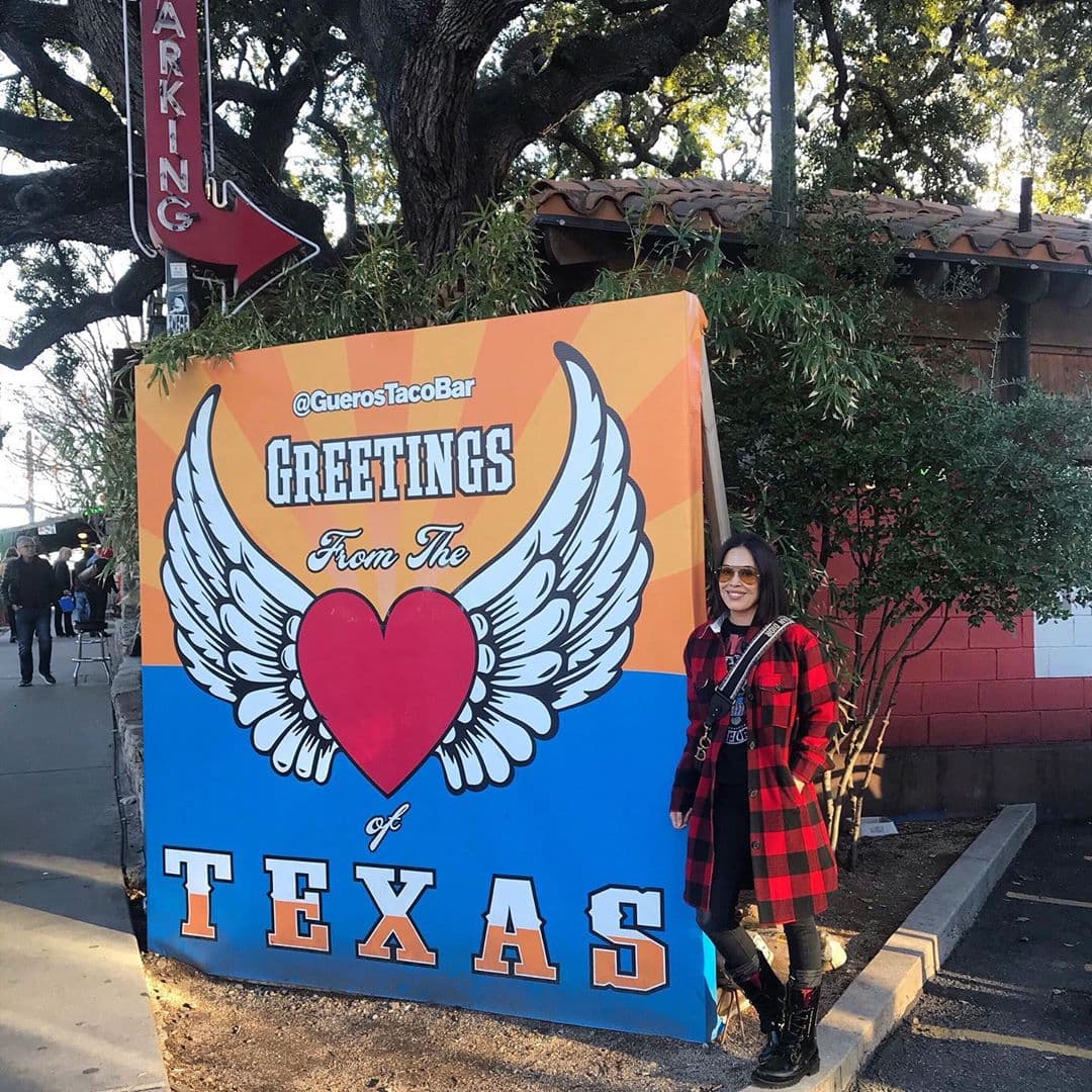 "Saludos desde el corazón de Texas", expresó Karla hace una semana.