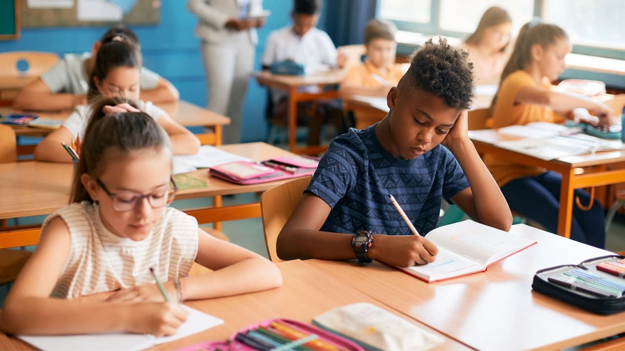 <h3 class="cms-H3-H3">¿Por qué desaparece el STAAR? </h3>
<br>Durante años, maestros y familias 
<b>se quejaron de la presión que significaba un examen largo en un solo día</b>. El resultado pesaba demasiado en las calificaciones de las escuelas y 
<b>no reflejaba todo el esfuerzo de un ciclo escolar completo</b>. Los legisladores reconocieron ese problema y 
<b>optaron por un sistema que mida el aprendizaje de manera más constante y menos estresante</b>.