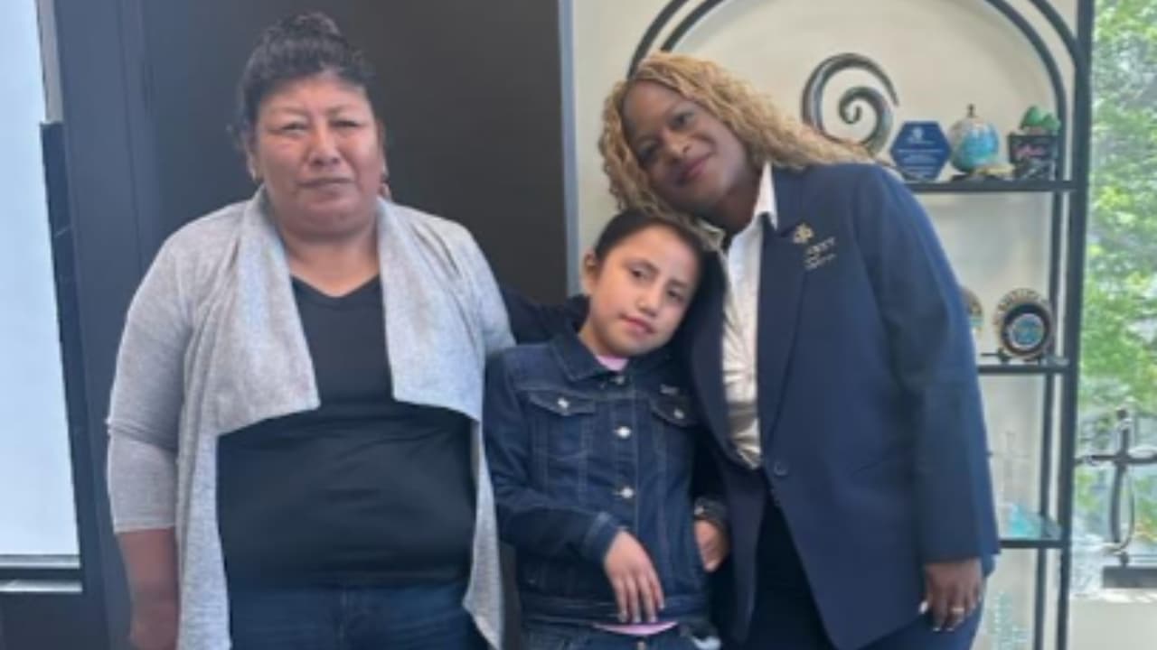 América Pérez y Yoselin junto a la abogada Bridgette Bennett.