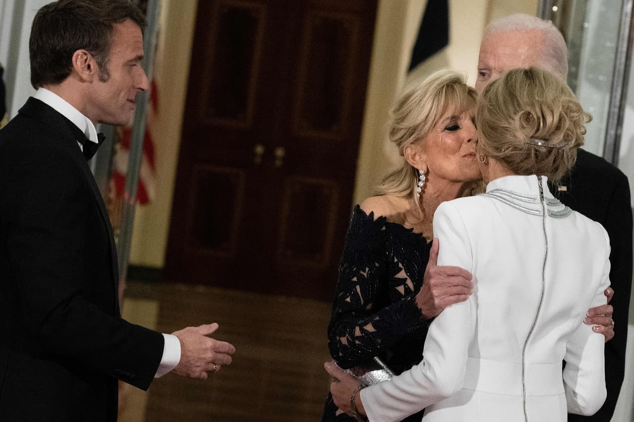 El presidente Biden y la primera dama Jill Biden recibieron a sus pares franceses en el Pórtico Norte de la Casa Blanca. La cena de estado fue la primera de este tipo desde septiembre de 2019, antes de la pandemia. La tradición diplomática es reservada para aliados estrechos de Estados Unidos.