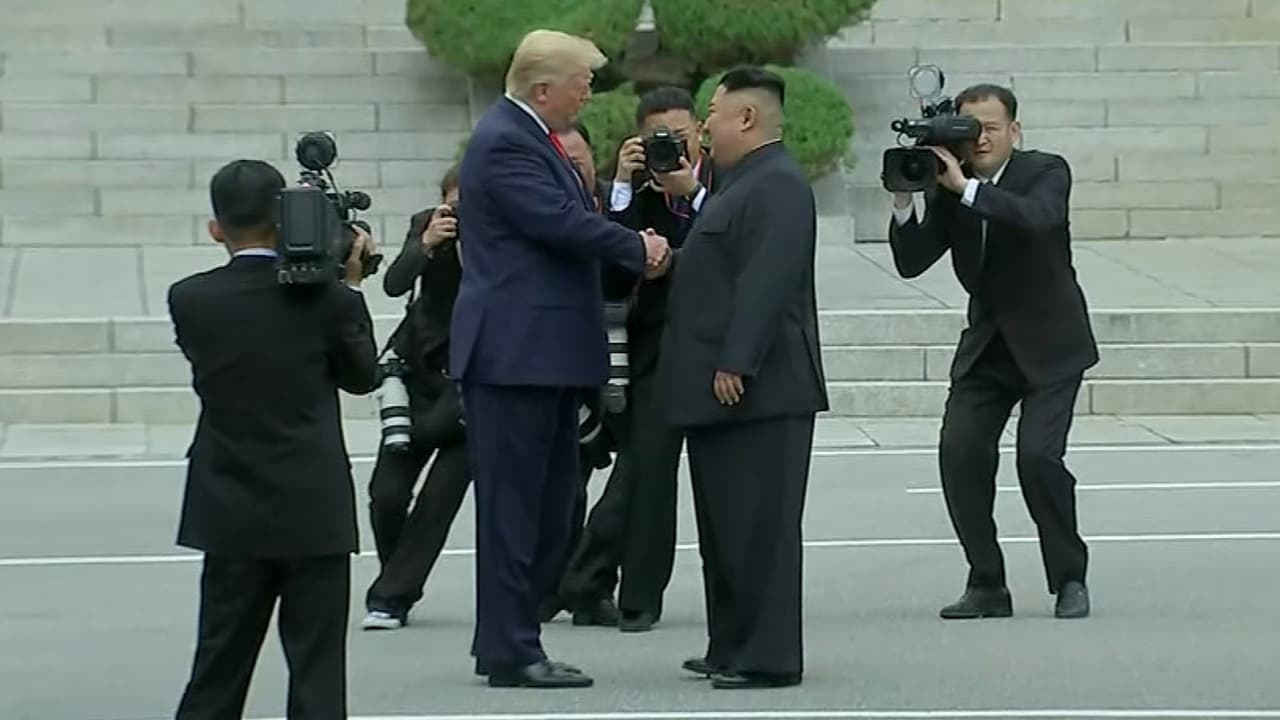 Trump y Kim se reúnen en la frontera entre las dos Coreas y acuerdan retomar el diálogo