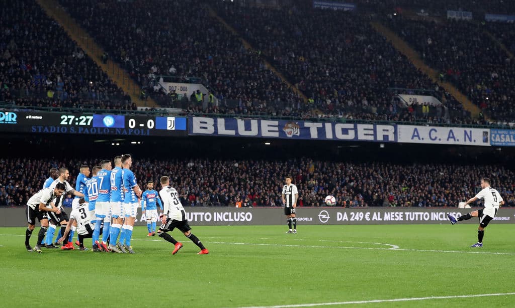 Al cobro del tiro libre llegó el bosnio Miralem Pjanic (derecha) para anotar el 1-0 de la Juventus.