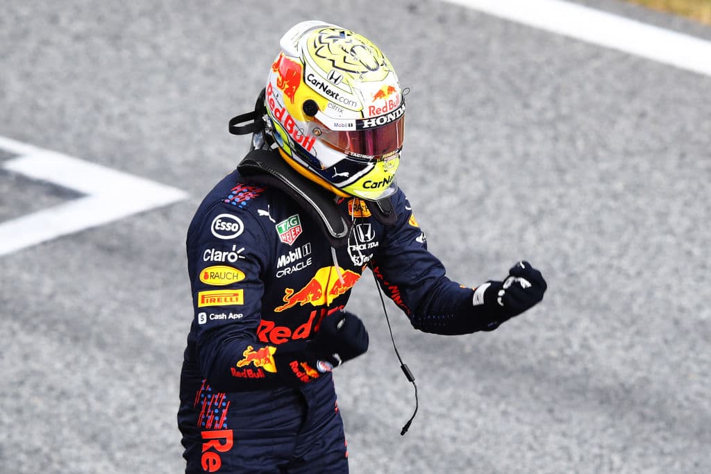 Max Verstappen se lleva el Gran Premio de Estiria en la Formula 1. El piloto neerlandés es número uno en el ranking de pilotos dejando muy atrás a Lewis Hamilton, quien quedó segundo; Bottas se queda con la tercera plaza. El mexicano Sergio Pérez no logra subir esta vez al podio, sin embargo sigue produciendo grandes resultados para Red Bull.