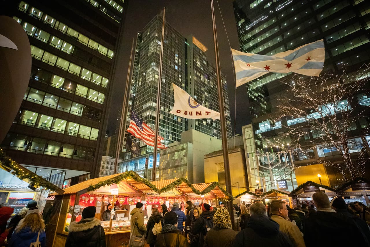 El Christkindlmarket es un mercado tradicional navideño alemán y los puedes encontrar en el Centro de Chicago Es un evento familiar donde puedes comer, disfrutar de entretenimiento gratuito en vivo durante tu visita, comprar decoraciones, juguetes para niños, regalos hechos a mano, dulces y más.