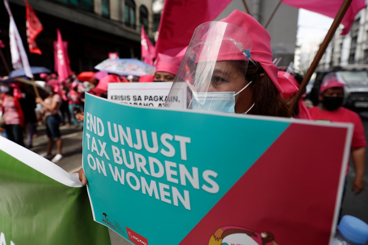 <b>“No más cargas fiscales injustas para las mujeres”</b>, se ve en este cartel en Manila, Filipinas.