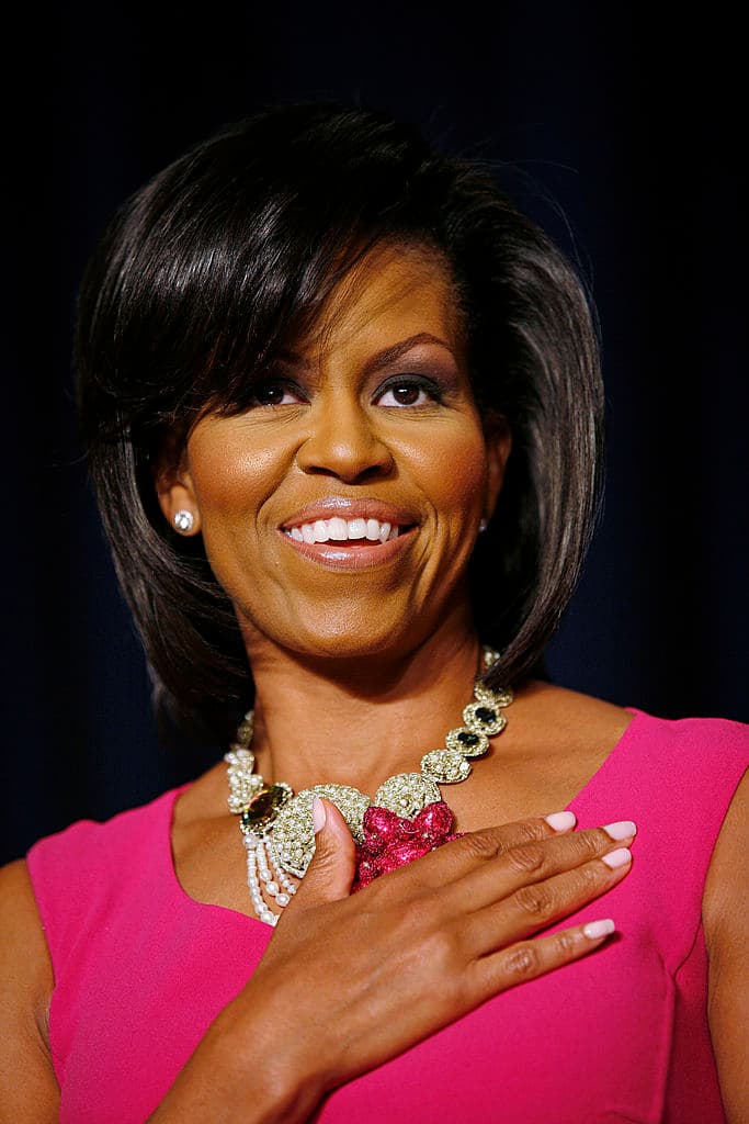 En el 2009 Michelle Obama lució un tipo de corte de pelo medium bob. Su maquillaje fue perfecto al igual que su manicure. El blush y el tono de lipstick que eligió en conjunto al vestido rosa le dio mucha vida a su rostro.