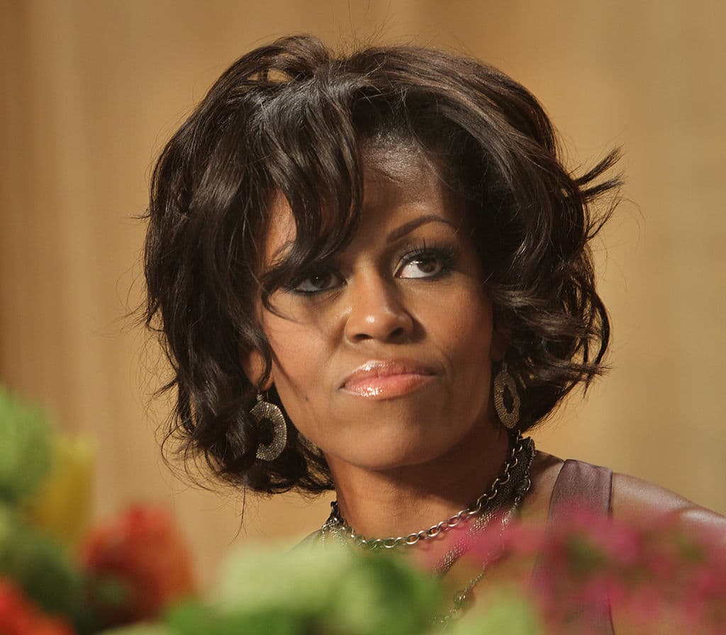Para el 2011 Michelle Obama decidió darle movimiento a su pelo. Para lograr este tipo de estilizado usaron una tenaza o un ferro. El tono del lipstick es levemente más intenso y menos aperlado que los que venía usando en las ediciones anteriores, pero también se le ve bien. El dejar el fleco sobre su rostro fue una decisión poco afortunada pues obstaculiza su mirada, pero de todas formas se ve muy atractiva.
