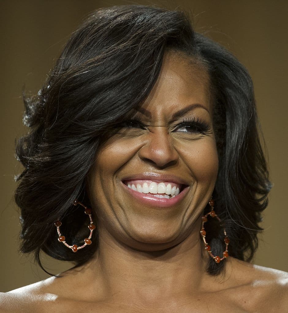 El 2012 su look fue perfecto. El pelo se ve arreglado pero gracias a las ondas también se ve juvenil, una gran constante en los looks de Michelle Obama es que no tiende a exagerar. Por lo que se ve elegante, sofisticada y de su edad.