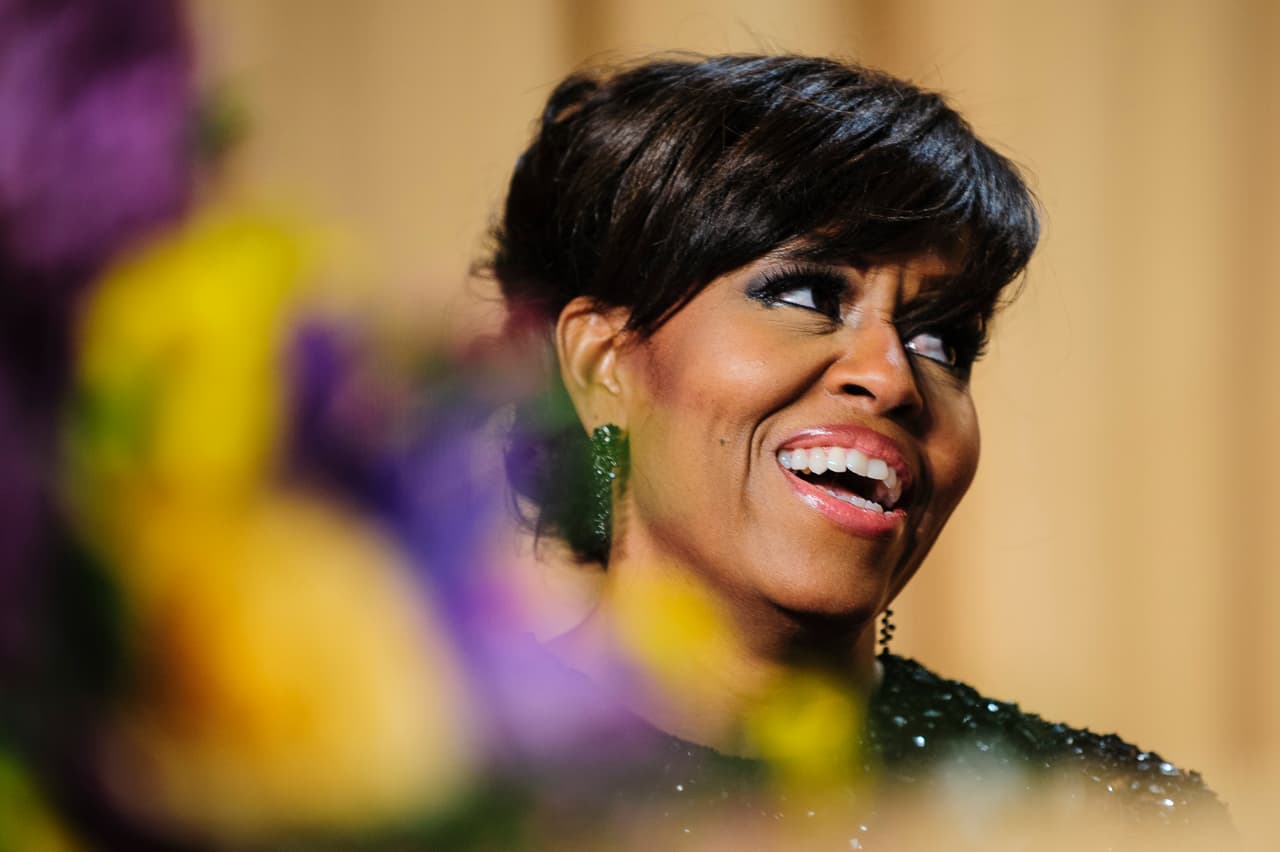 Definitivamente el look del 2013 es el menos favorecedor de todos con los que ha ido a este evento. En el rabillo del ojo podemos ver como se le corrió el maquillaje, posiblemente derramó alguna lagrimita pero si el maquillista hubiera fijado bien la sombra y el delineador, esto no hubiera pasado. Cargaron demasiado el blush, y otra mala elección fue delinear los labios con un tono distinto al del lipstick. Y, el pelo corto no le va tan bien.