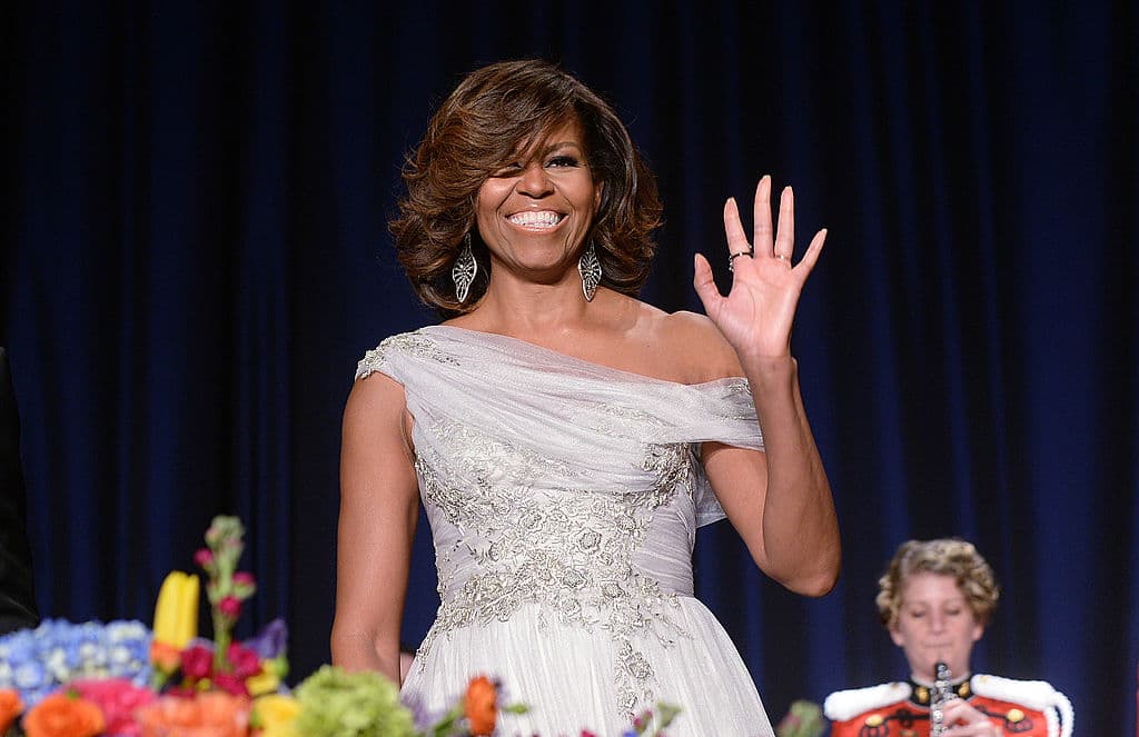 En 2014 Michelle Obama lució espectacular, el vestido se le veía excelente y su maquillaje y peinado también. El movimiento en el pelo le da un imagen relajada y actual sin perder el toque sofisticado. El largo del pelo le favorece mucho y le fue fiel al tono del lipstick que resaltan sus lindos labios.