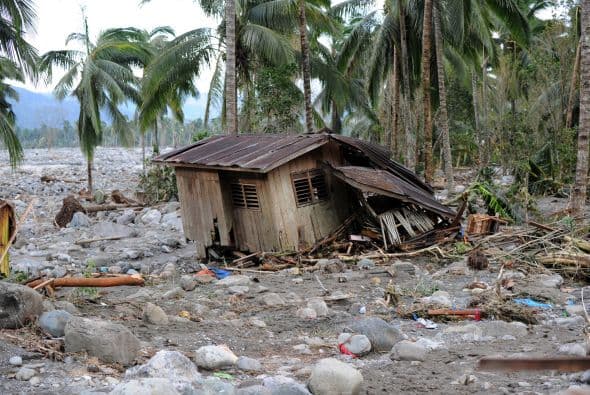 Indicó que mil 311 viviendas quedaron completamente destruidas y otras mil 465 dañadas debido al tifón, que también derrumbó cinco puentes y afectó nueve carreteras primarias.