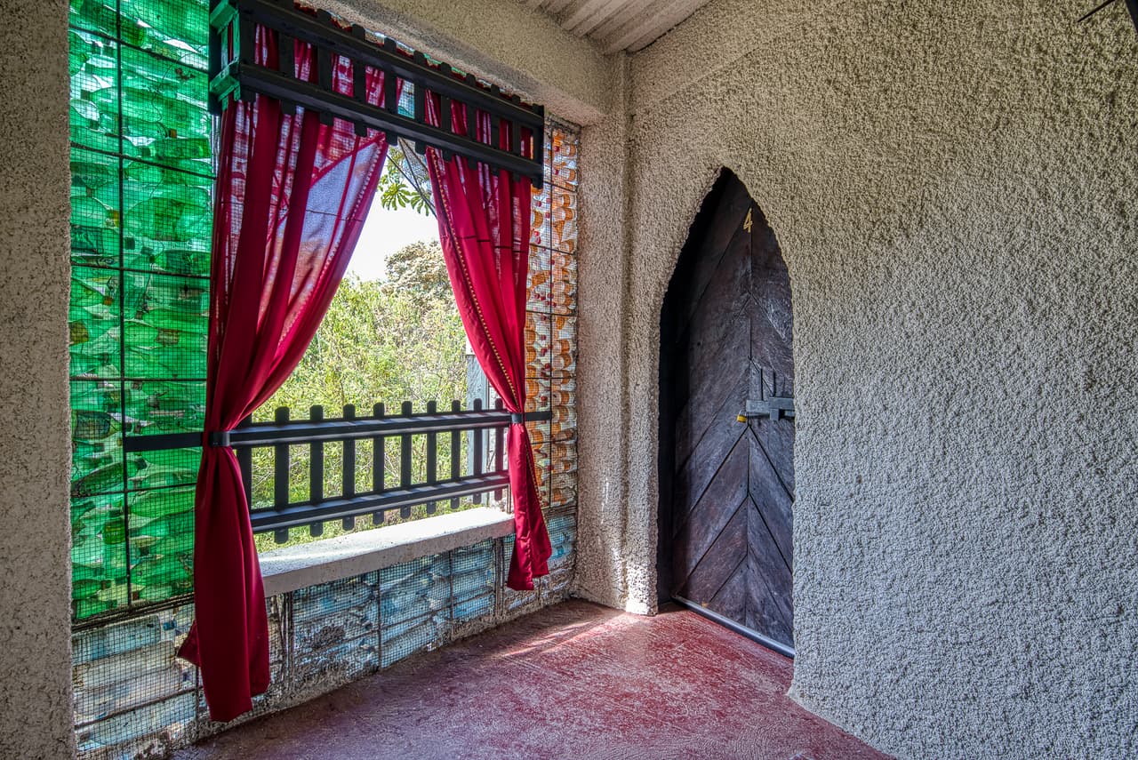 El proceso de reciclaje de una botella PET para contener productos de consumo humano es complejo y costoso. El tereftalato de polietileno normalmente se recicla en productos más simples que no serán consumidos por humanos, tales como alfombras.