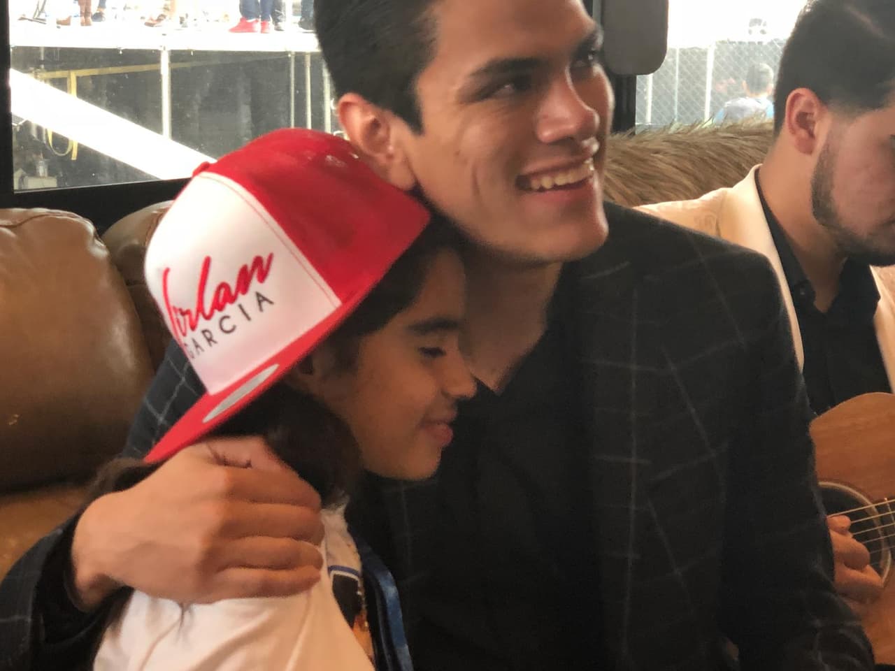 Desde el momento que ella escuchó en Que Buena 94.1 que Virlan García cantaría en el Festival de Dallas, quedó totalmente enloquecida.