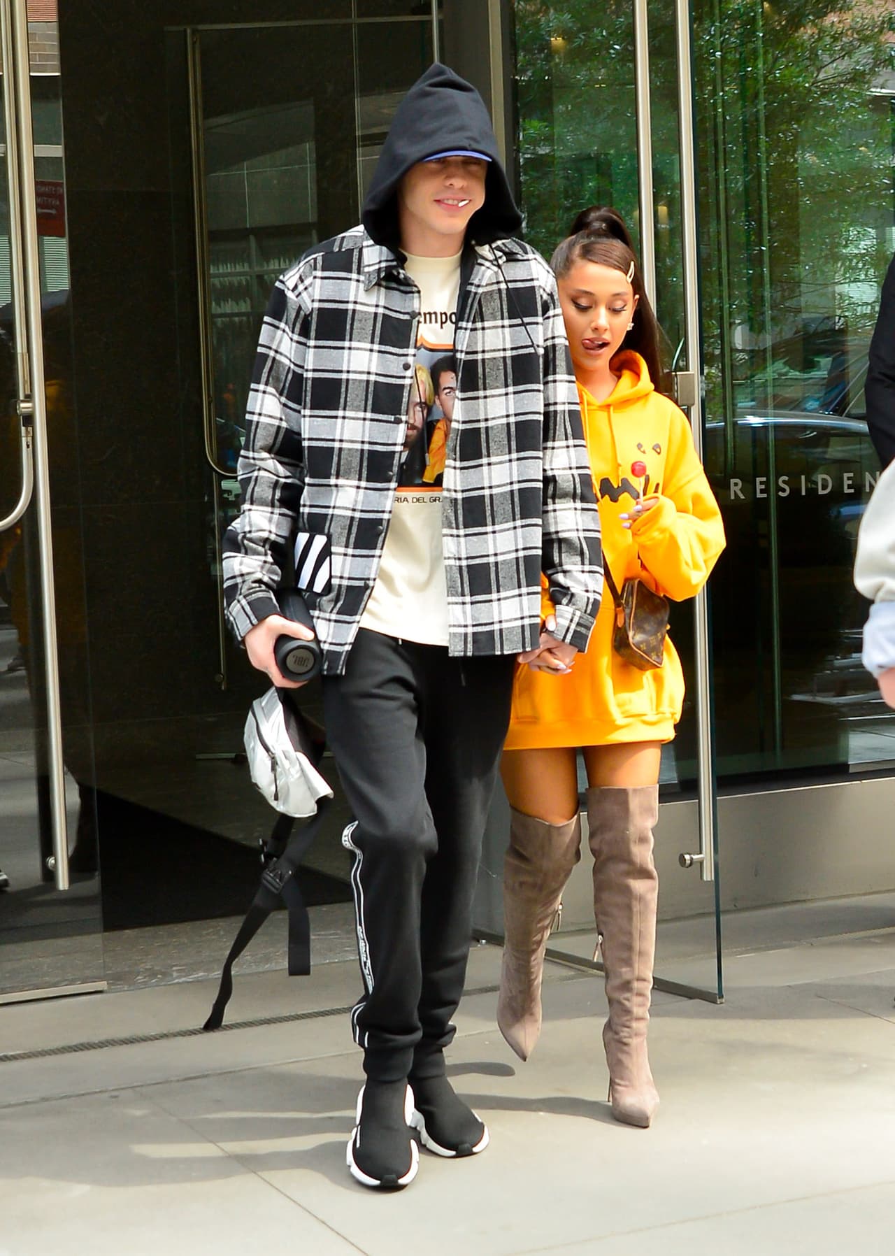 Grande cumplió 25 años este martes y Davidson, de 24 años, le escribió "felicidades al más hermoso ángel en la tierra. Eres mi persona favorita. Te quiero tanto".