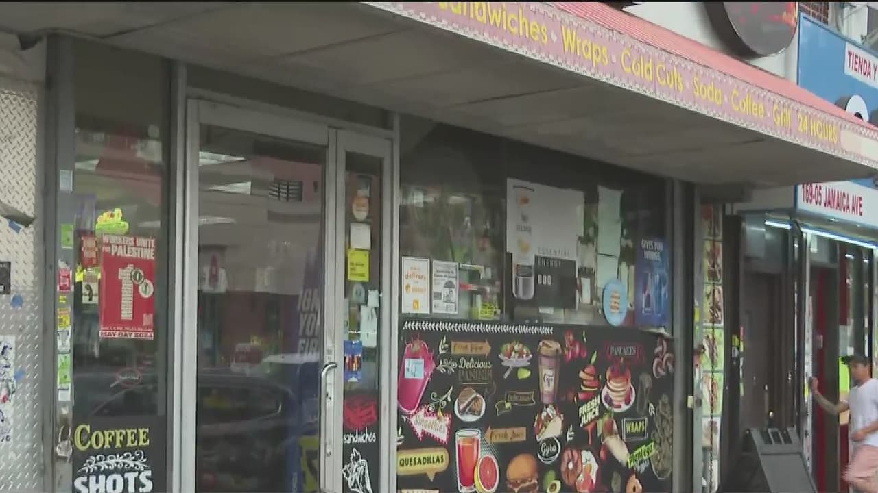 El sábado, 
<b><a href="https://www.univision.com/local/nueva-york-wxtv/hombre-esconde-bodega-asesinado-frente-empleados-queens" target="_blank">un hombre falleció luego de ser apuñalado al interior de una bodega</a></b> en Queens a donde ingresó tratando de refugiarse.