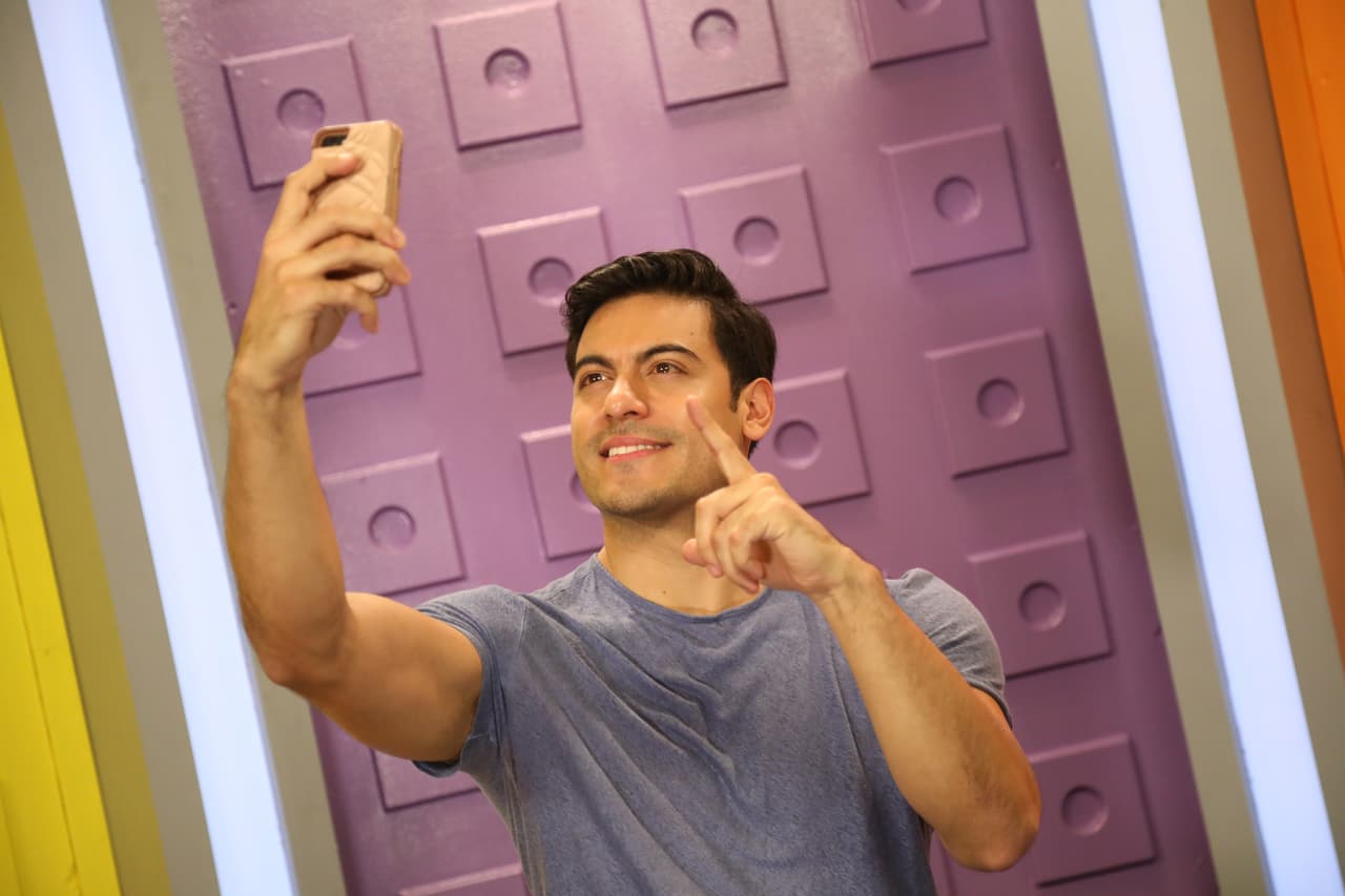 Carlos Rivera también aprovechó para visitar el set digital de Premios Juventud, donde se tomó una 'selfie'.
