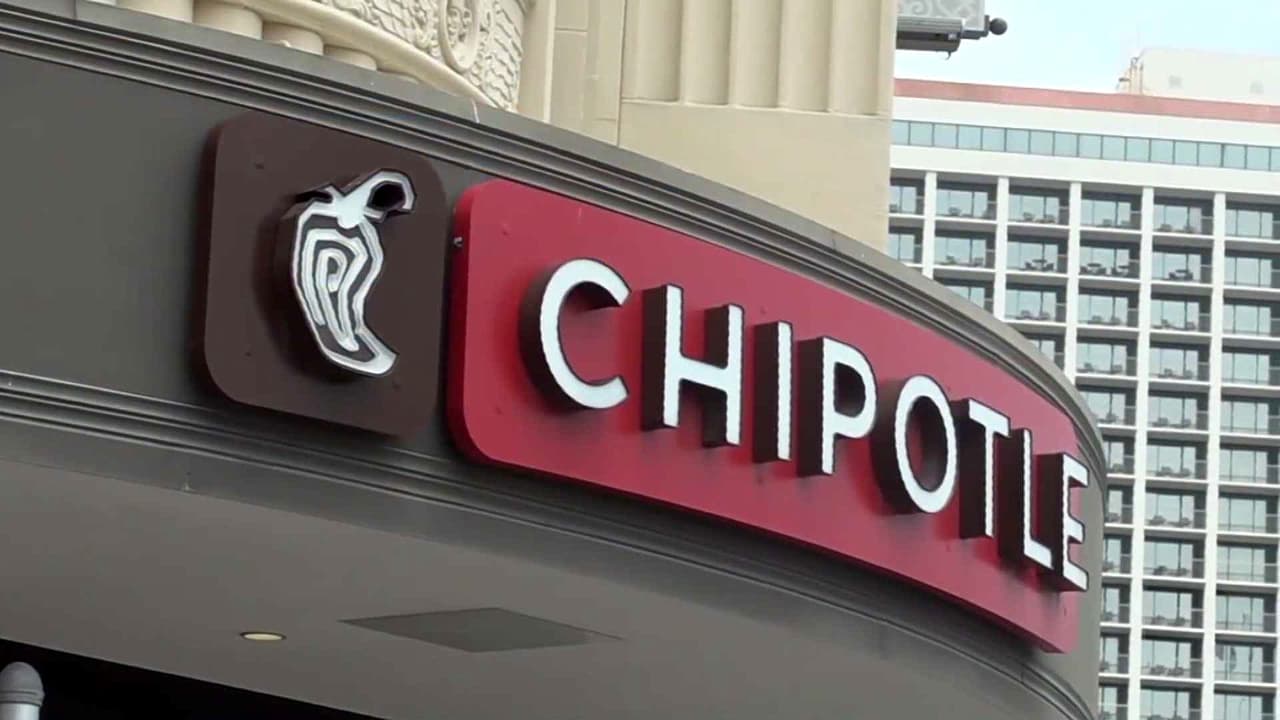 Chipotle retira chiles jalapeños en Minnesota por un brote de salmonela ¿Cómo evitar contagios?