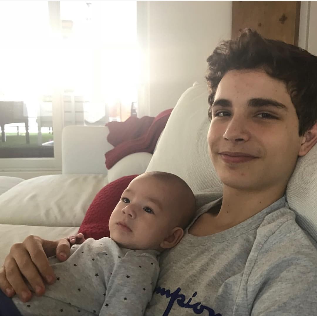 Alan captó este tierno momento donde sus dos varoncitos se encuentran viendo el fútbol. En otras publicaciones donde también los hemos visto juntos, Alan ha escrito estas palabras: “Entre hermanos se entienden y se cuidan”.
<br>