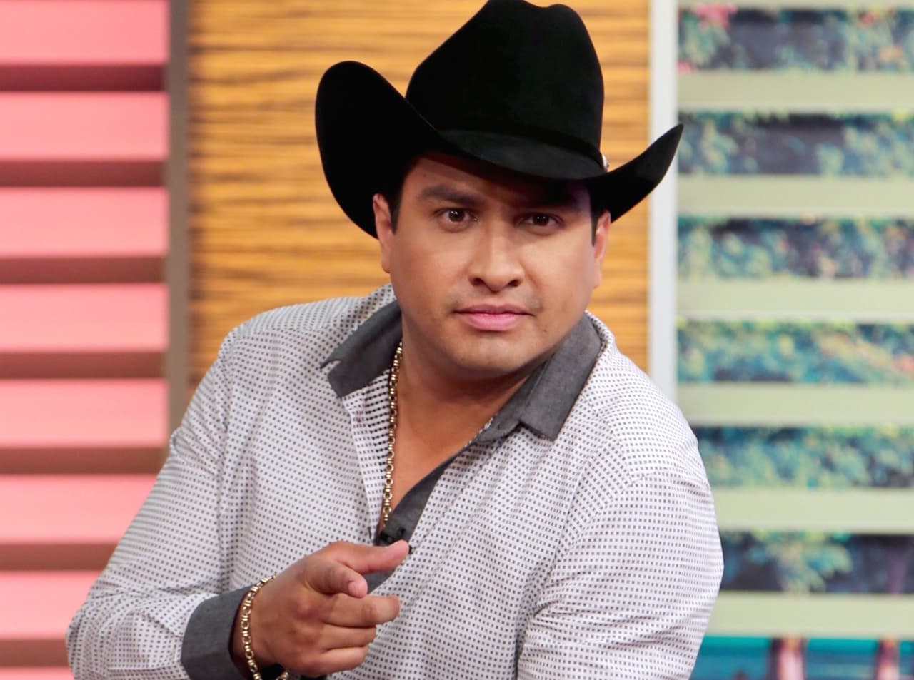 Julión Álvarez se ríe de las malas vibras, pero respeta a los que creen en ellas