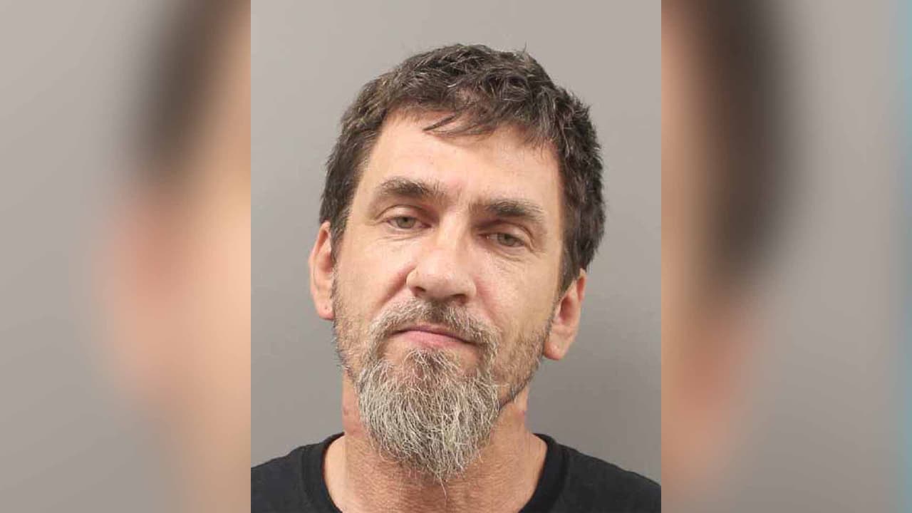 Justin Corey Dale, las autoridades lo buscan por posesión, intento de vender y distribuir sustancias controladas.