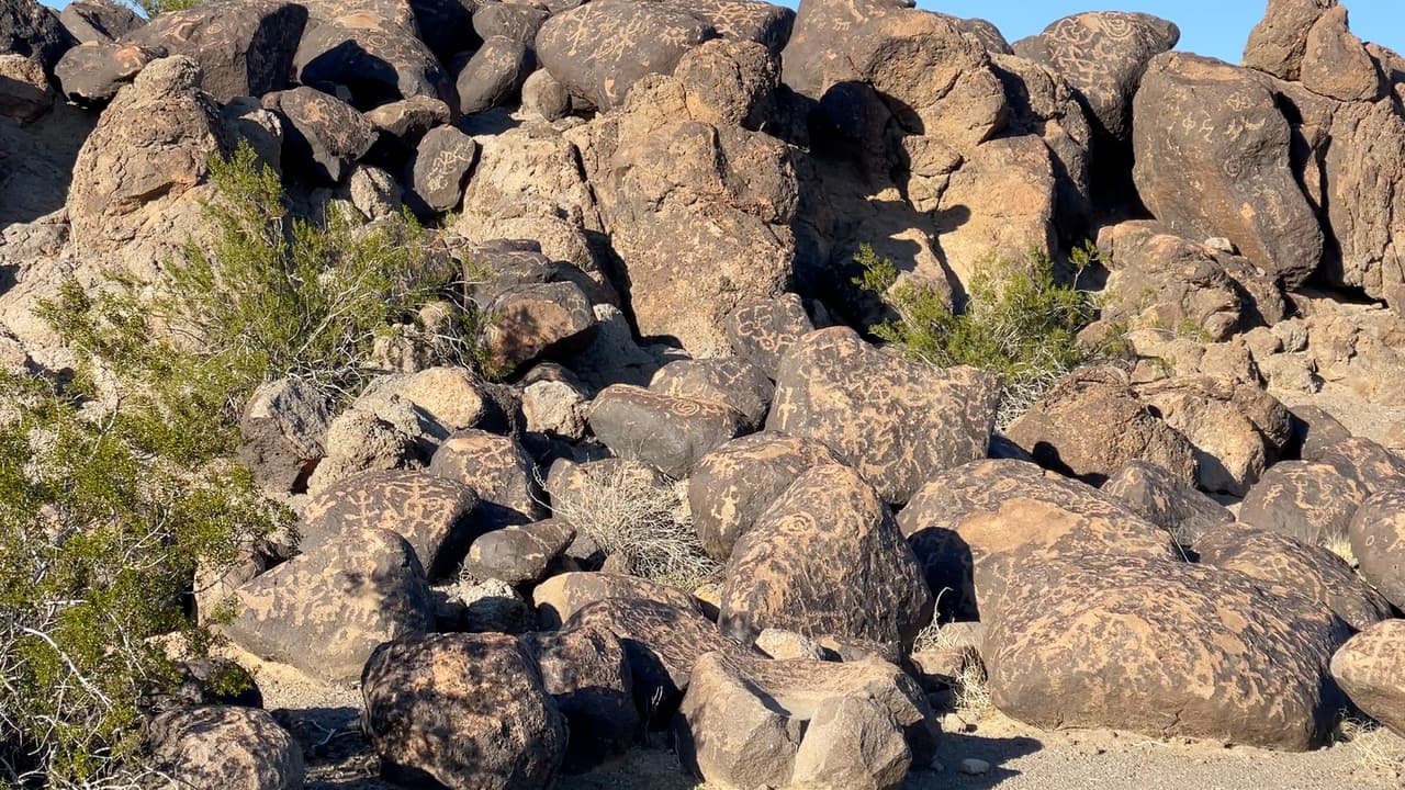 La zona ofrece a los visitantes la oportunidad de ver de cerca un sitio arqueológico antiguo que 
<b>contiene cientos de símbolos tallados en piedra</b> con importancia histórica y simbólica, producidos hace siglos por los pueblos nativos.