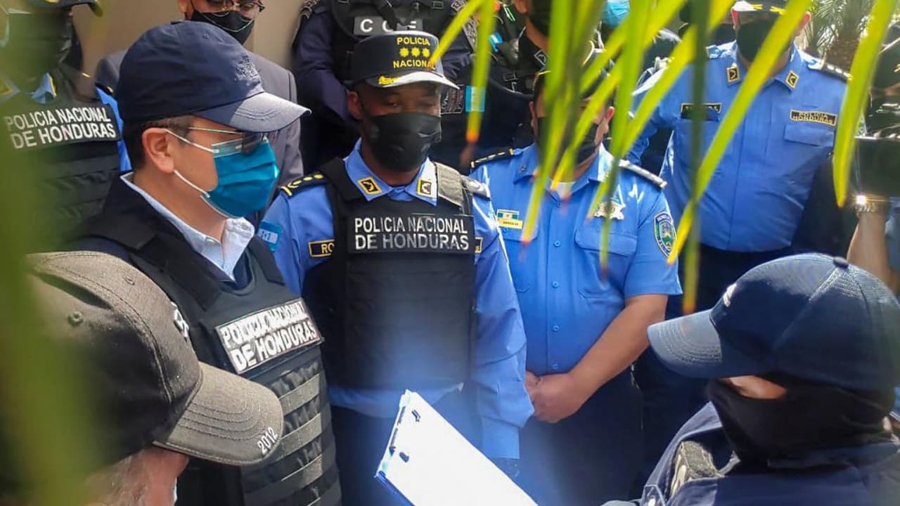 El expresidente de Honduras, Juan Orlando Hernández, fue capturado luego de que fiscales del gobierno de EEUU solicitaran su extradición por delitos relacionados con el narcotráfico. Este miércoles fue presentado en audiencia, en la cual el juez decretó la formal detención provisional del exmandatario para garantizar su presencia en el proceso. La defensa de Hernández pidió arresto domiciliario, pero fue denegado. 
<b><a href="https://www.univision.com/noticias/america-latina/tratado-extradicion-expresidente-hondureno-juan-orlando-hernandez " target="_blank">Más información aquí</a></b>.