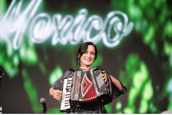 La celebración continuó a cargo de Julieta Venegas, quien es originaria de Tijuana, Baja California. Ella pidió a la gente en el extranjero seguir apoyando a quienes resultaron damnificados por los sismos y también realizó críticas hacia los políticos que no se aparecieron durante la tragedia.