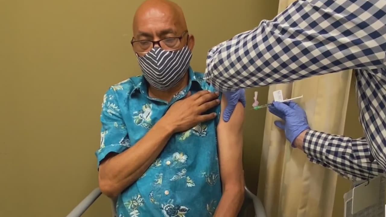 Inicia la fase tres de prueba de vacuna contra el coronavirus y este es el primer hispano en ponérsela en Los Ángeles