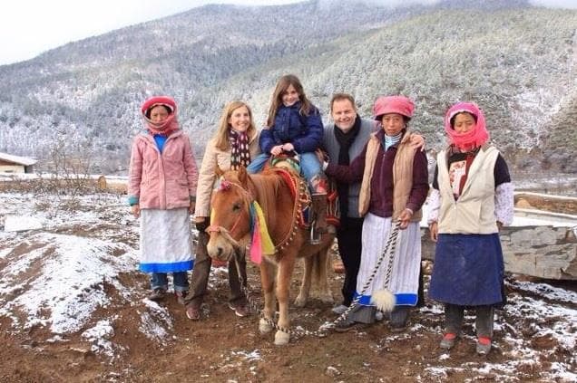 Esta postal de los tres en el Tibet en 2007 es un gran recuerdo para ellos y para nosotros.