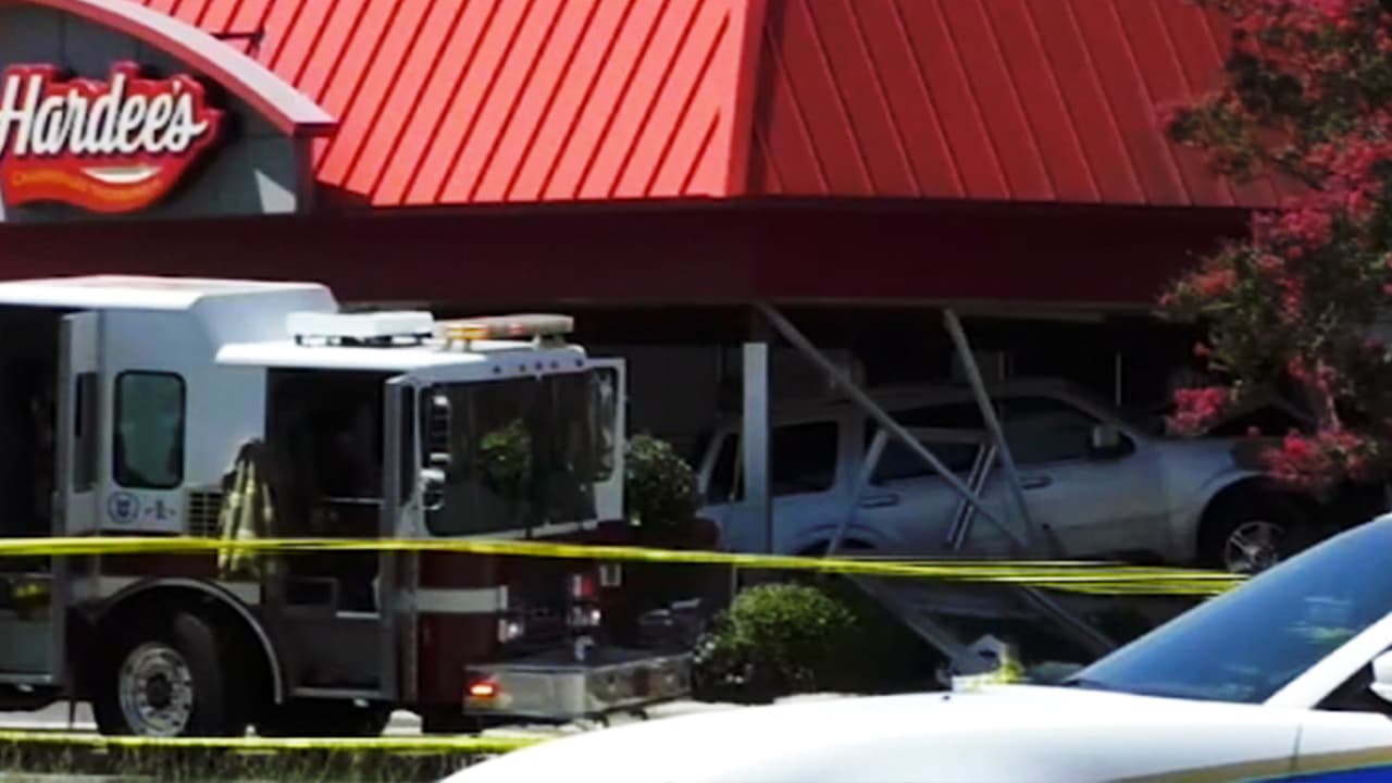 "Aceleró fuera de control": lo que se sabe del choque contra un restaurante Hardee’s que dejó 2 muertos y 2 heridos en Wilson