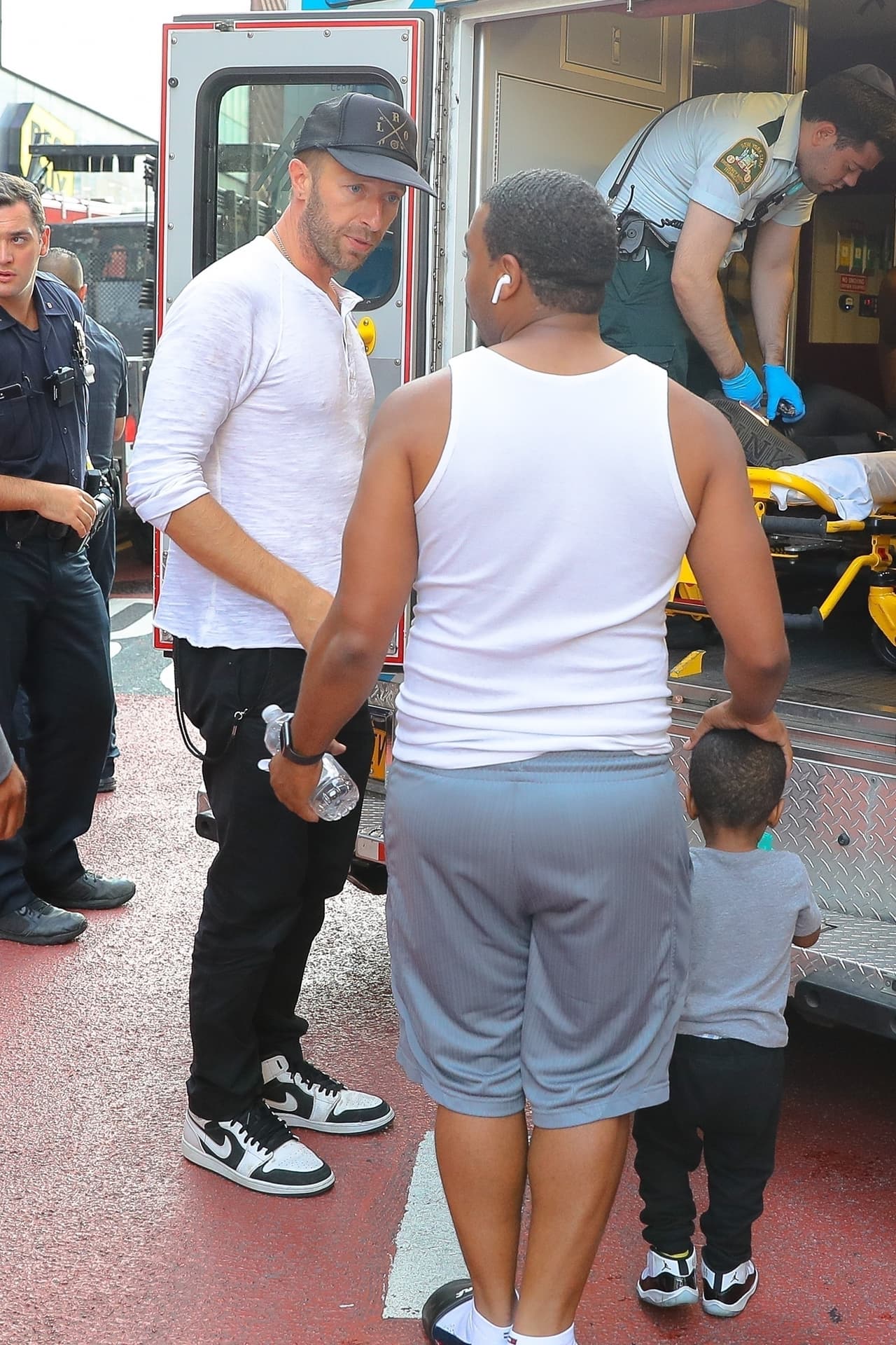 A Chris Martin y Dakota Johnson se les vinculó como pareja después de ser vistos en una cita en un restaurante de sushi en octubre de 2017, señala el diario británico. 
<br>