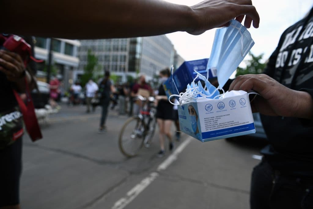 Partido Republicano en Minnesota retira imagen que equipara el uso obligatorio de mascarillas con la Alemania nazi 