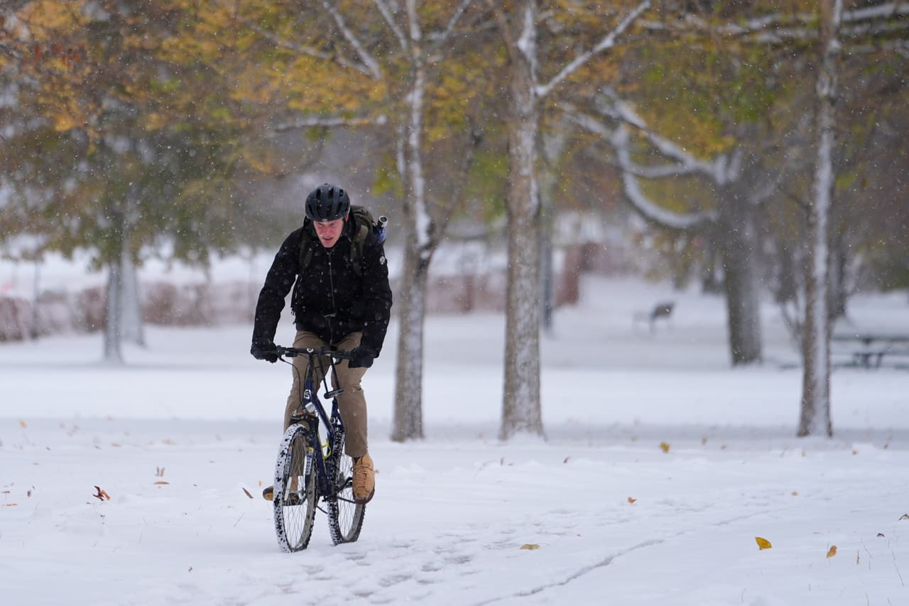 Algunos, ni la nevada, ni ventisca, de la mañana, les impidió desplazarse en bicicleta.