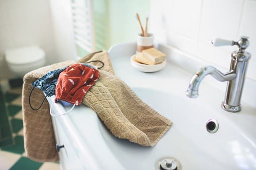 Las cubiertas de tela se pueden hacer con artículos para el hogar o con materiales comunes a bajo costo, como pañuelos, paños de cocina, camisetas viejas y bufandas.