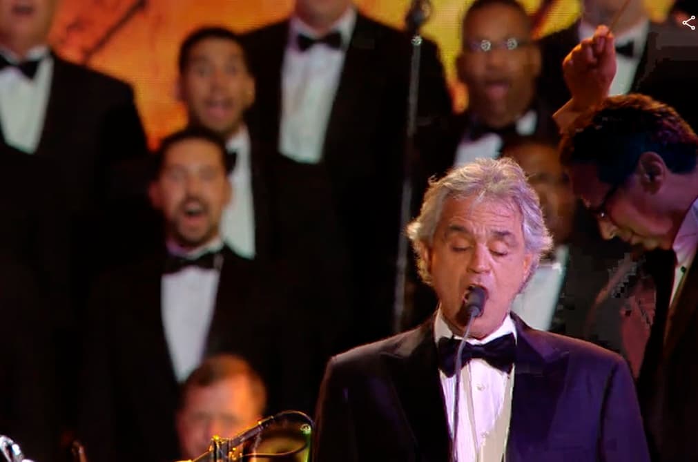 El Papa Francisco agradeció cada muestra de afecto por parte de la gente y de las estrellas sobre el escenario.