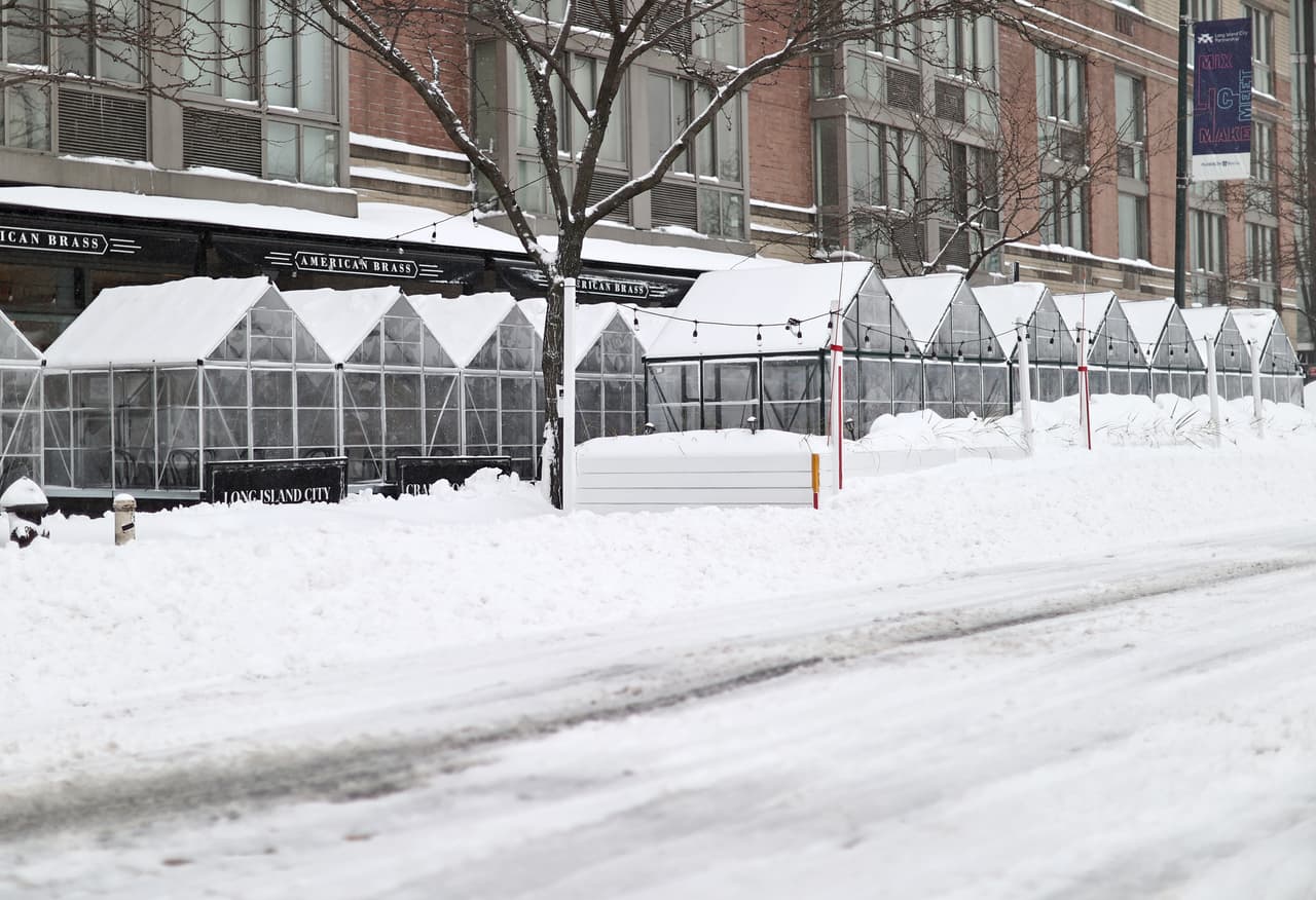 Las carpas para comer al aire libre cubiertas de nieve en Long Island City, Queens.