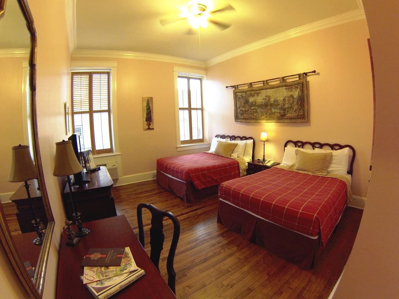 Pero Philip no es el único fantasma conocido que deambula por los pasillos. En los días de la pensión del hotel, Lydia, una dama de la noche, fue arrojada por las escaleras por un cliente. Se dice que su espíritu aún puede ser visto en la habitación 223, que ahora está pintada de rosa en su honor.
<br>
<br>
<b><a href="https://g.page/thebiltmoregsohotel?share">Cómo llegar</a></b>