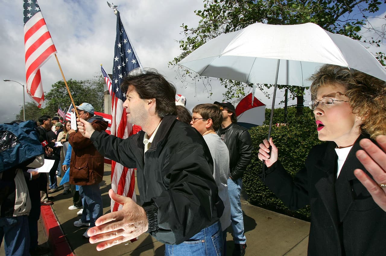 Una protesta contra la inmigración en Costa Mesa, condado de Orange, en 2006.