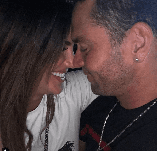 Y como el amor no se puede ocultar, Mayol se ha puesto romántico en redes sociales y este es el último mensaje que le envió a Gaby en el que le confiesa estar enamorado, pero sobre todo, que la extraña mucho. "Es ahí donde quiero estar! Te extraño @GabyEspino. Te amo! #pegados”, apuntó el conductor puertorriqueño junto a esta tierna imagen.