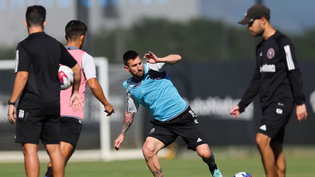 Lionel Messi afina puntería para homenaje por su Balón de Oro y eliminatorias