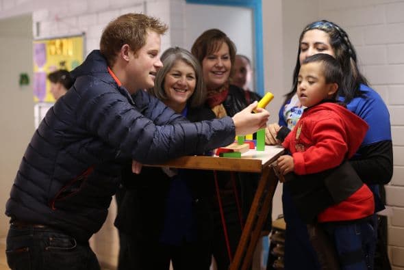 Harry se mostró sonriente y relajado mientras jugaba y bromeaba con los niños del centro "Amigos de Jesús".