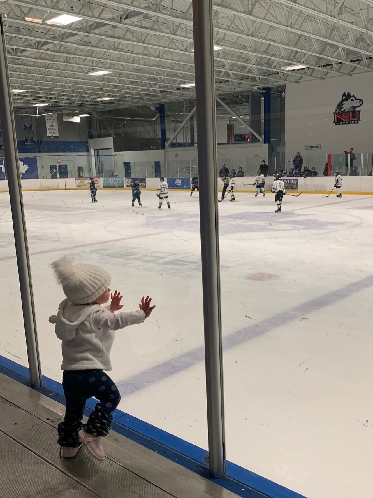 El hermano de la pequeña Chloe juega Hockey, y la niña acostumbraba a ir a los juegos y pegarle a los vidrios que bordean la cancha, algo que podría haber tenido relación con el accidente.
<br>